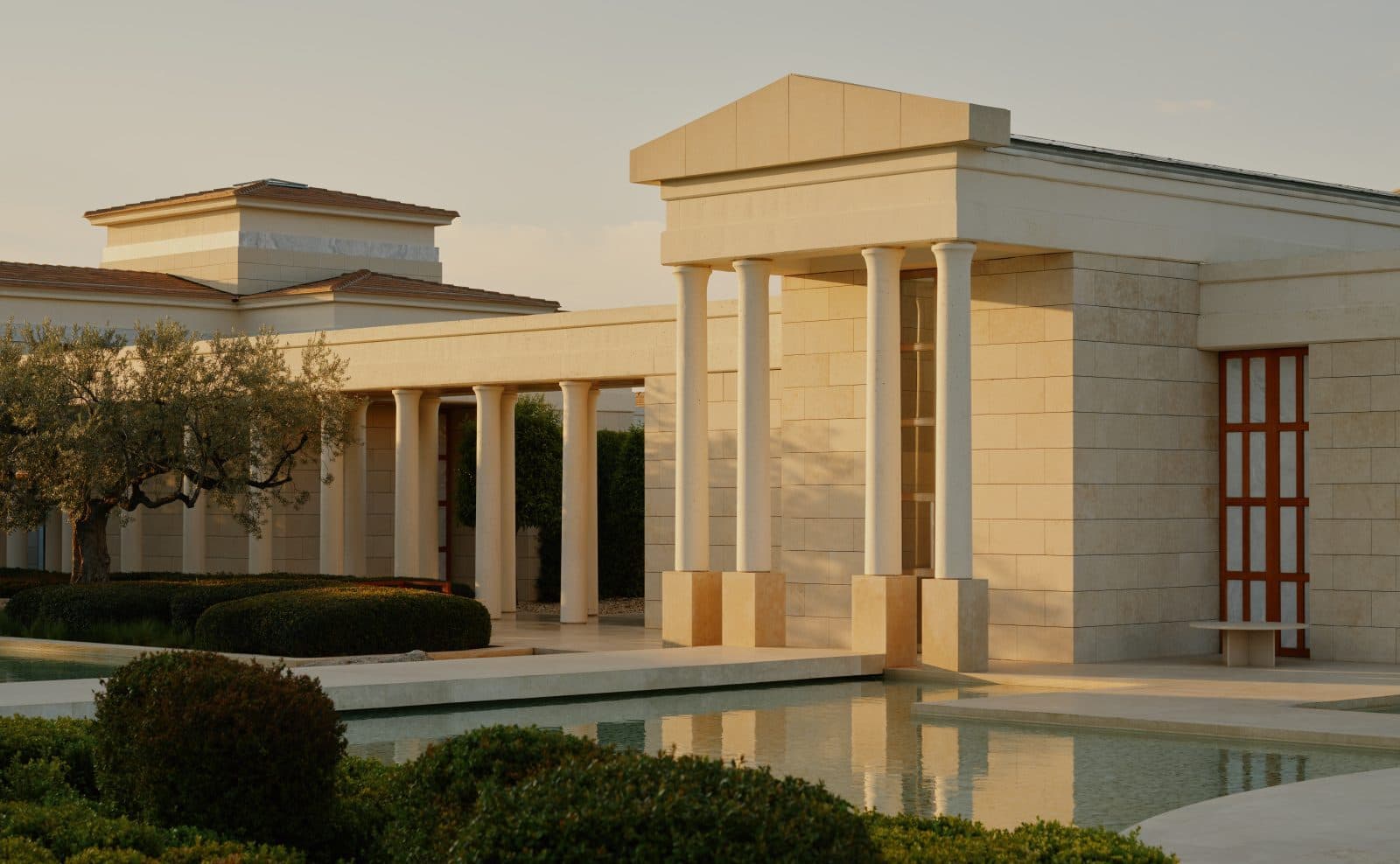 Павильоны Amanzoe и бассейн на закате