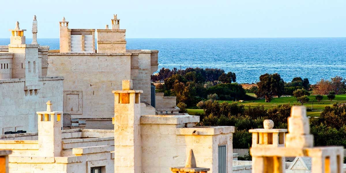 Светлые здания Borgo Egnazia над побережьем