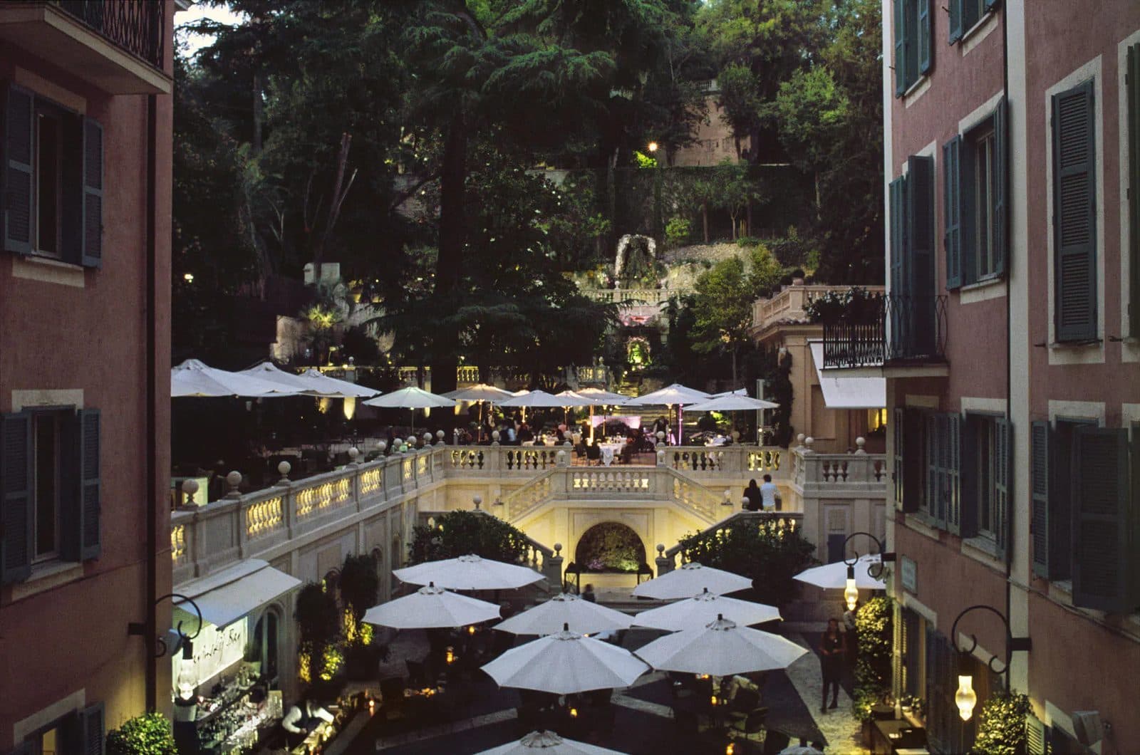 Вечерний двор Hotel de Russie в Риме