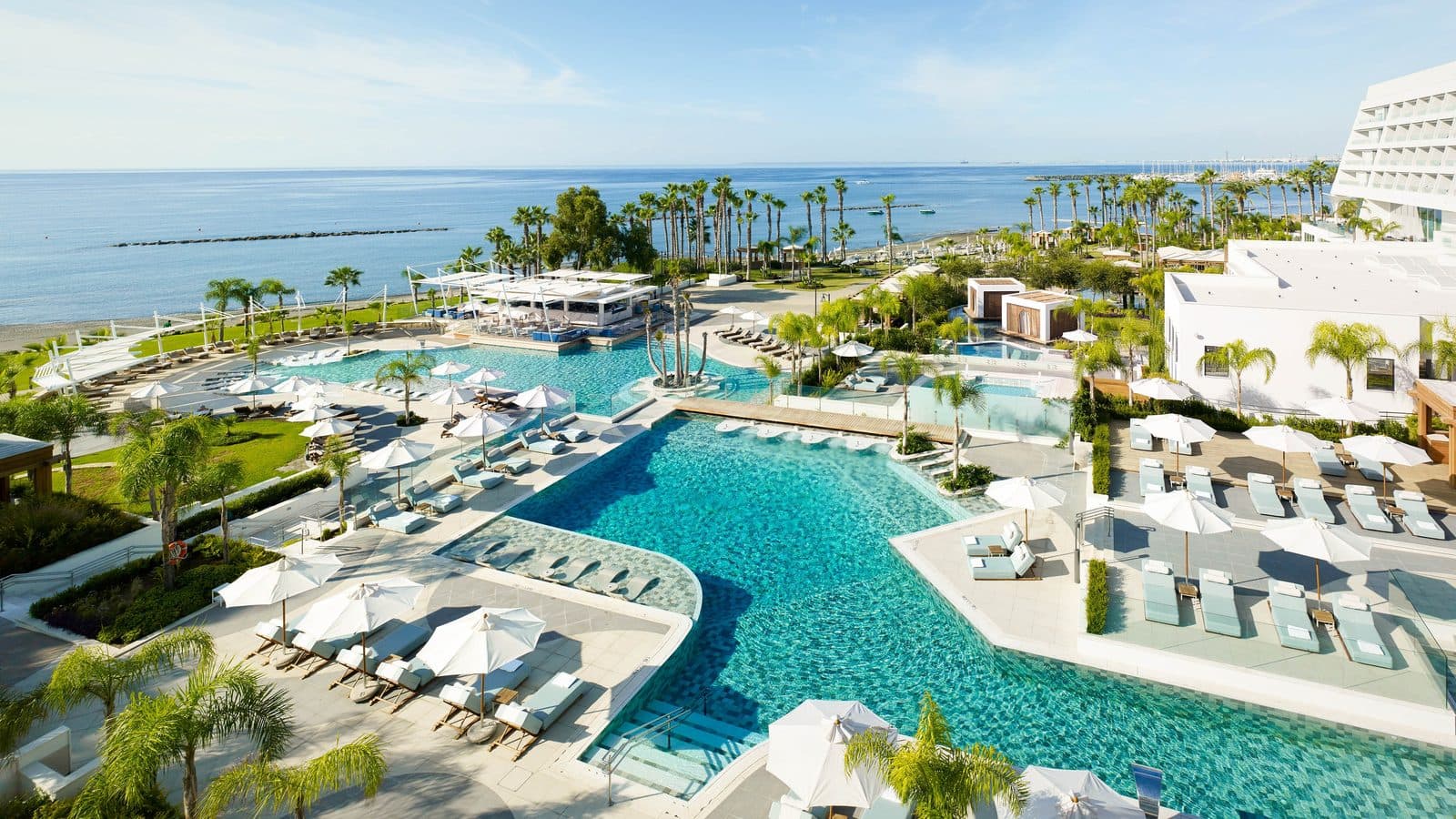 Parklane Limassol и бассейны у моря с высоты