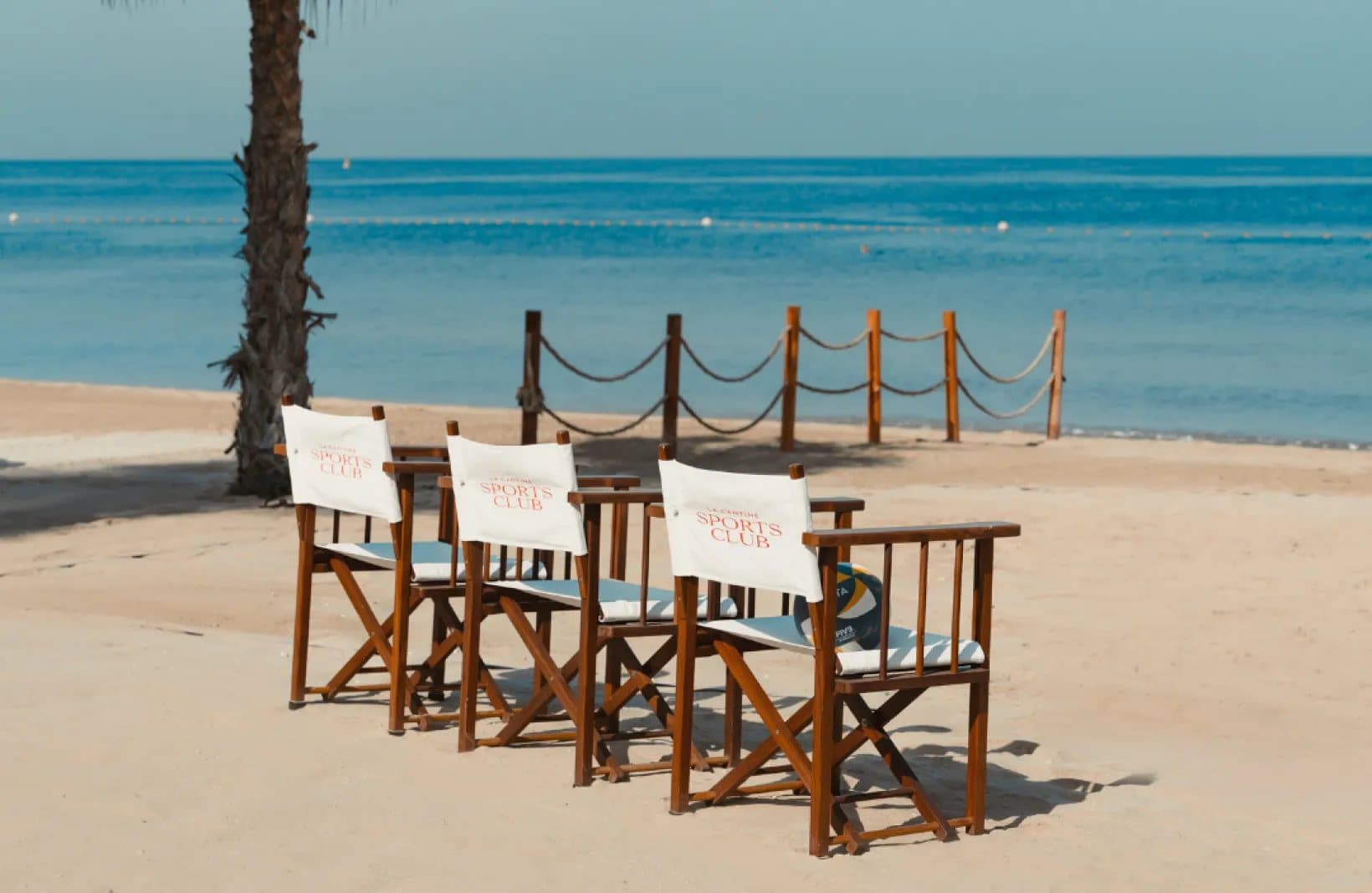 Пляж La Cantine Beach на Bluewaters: стулья клуба на белом песке у моря