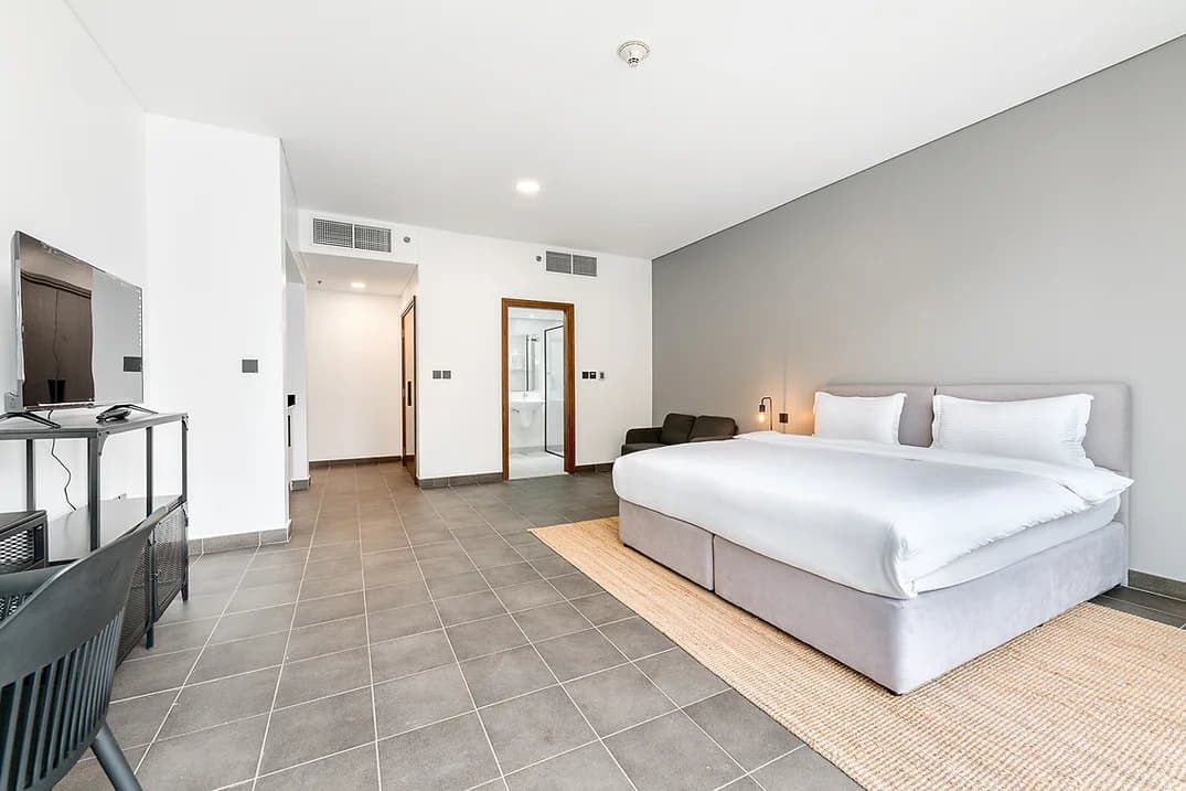 Номер с кроватью king size в Emirates Sports Hotel